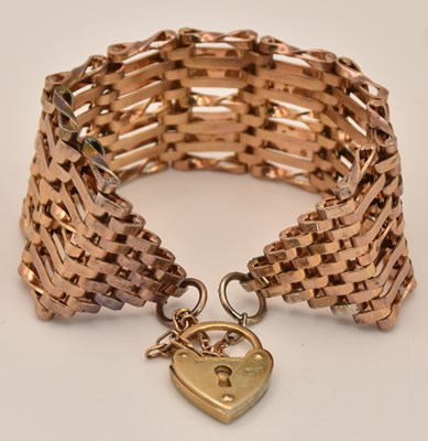 Lot 1400 - An 18ct yellow gold gate link bracelet, with...