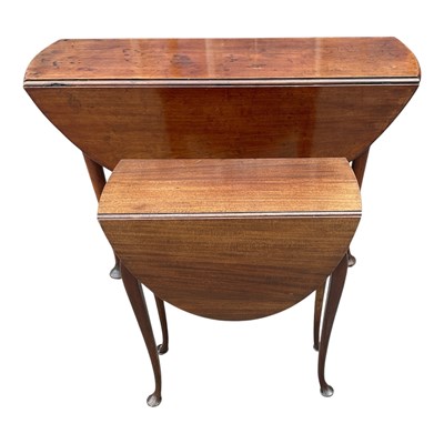 Lot 267 - A Georgian mahogany drop-leaf dining table on...