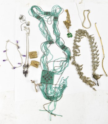 Lot 689 - A small quantity of assorted costume jewellery...