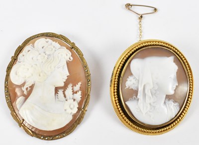 Lot 667 - A yellow metal oval cameo brooch, 4.5 x 3.5cm...
