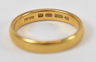 Lot 620 - A 22ct yellow gold wedding band, size O, 5.2g.