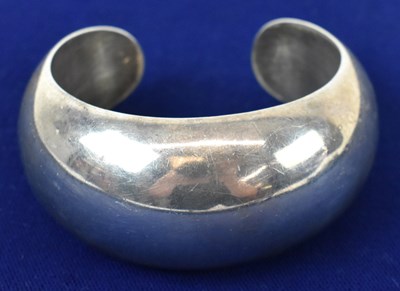 Lot 644 - An Indian silver torc bangle, 96.6g.