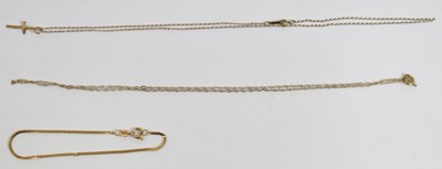 Lot 673 - A 9ct yellow gold necklace with 9ct yellow...