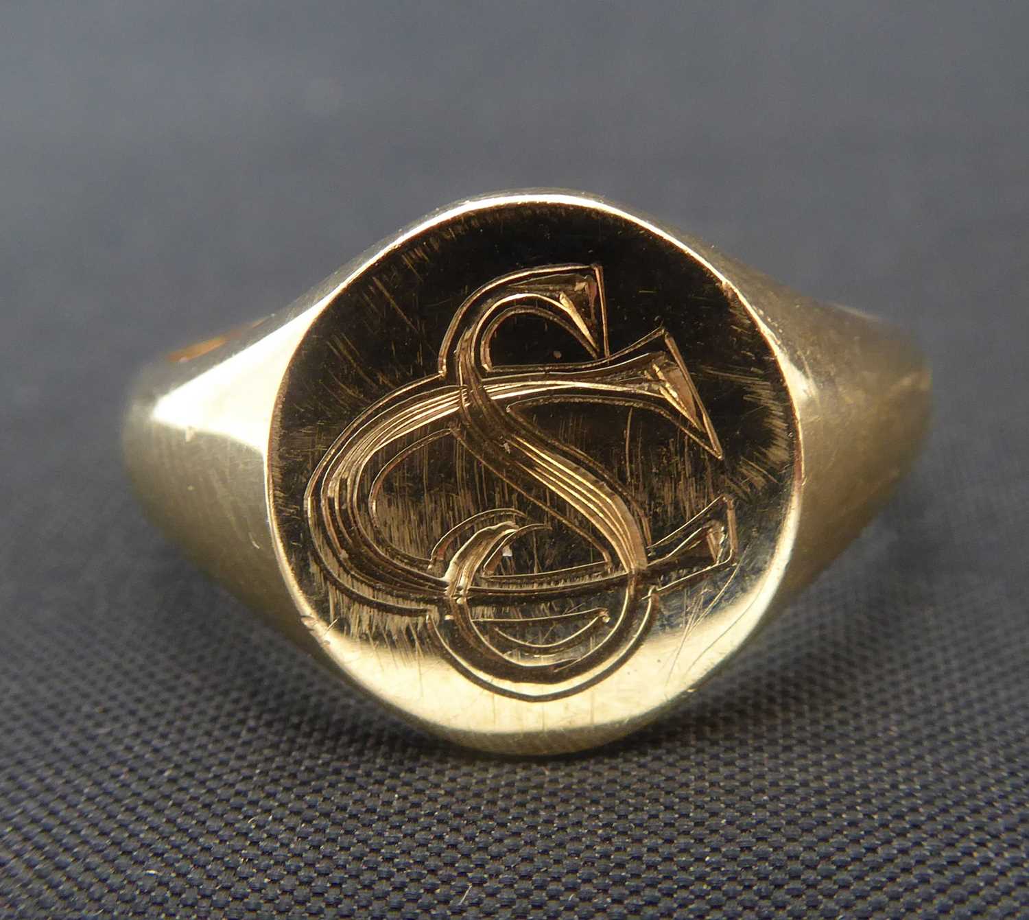 Lot 1032 - A 9ct gold gentlemen's signet ring
