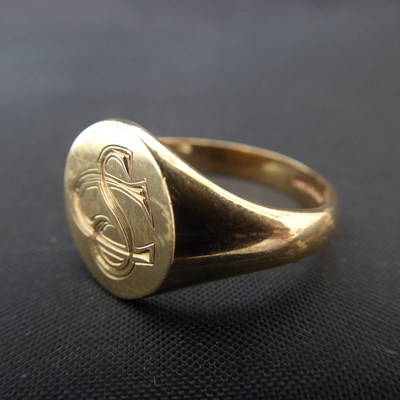 Lot 1032 - A 9ct gold gentlemen's signet ring
