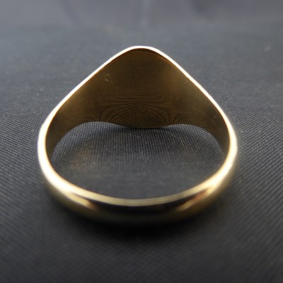 Lot 1032 - A 9ct gold gentlemen's signet ring
