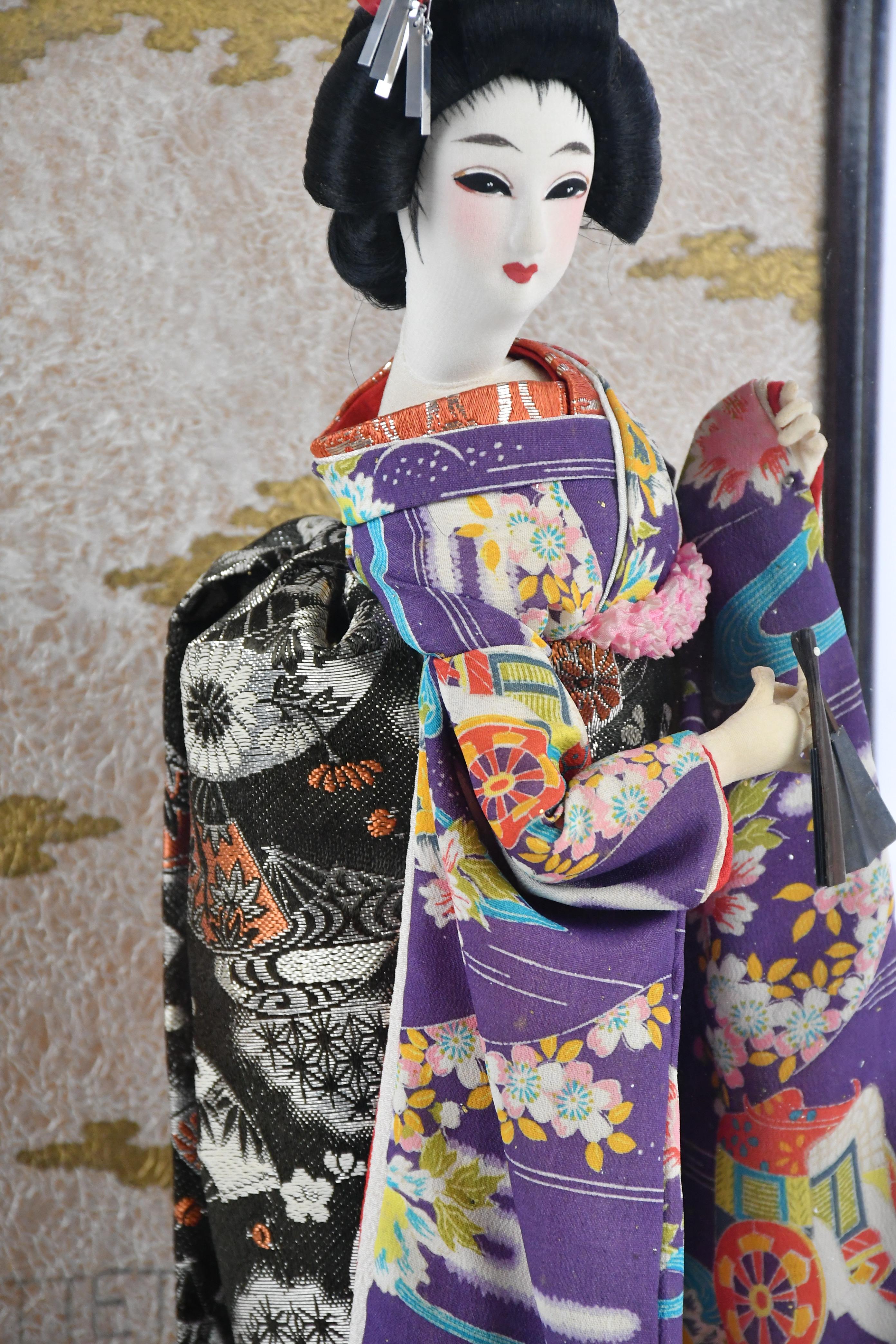 Lot 1153 - A cased model of a geisha in traditional